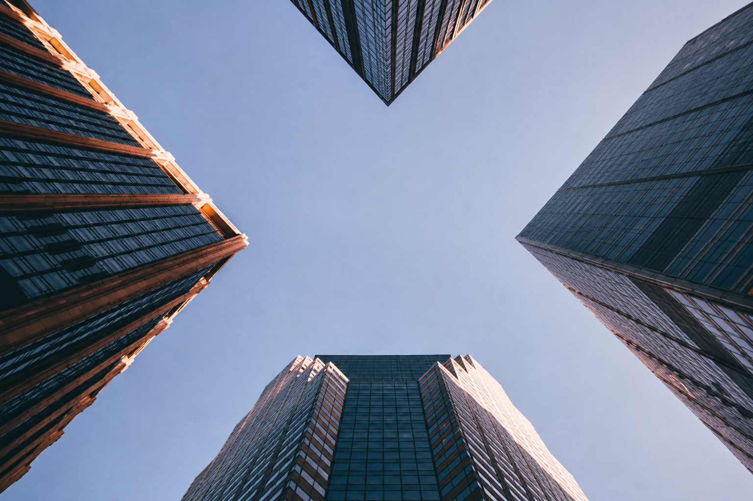 Edificios corporativos que representan crecimiento y visión